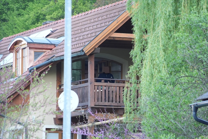 Der Täter stieg offenbar über den Balkon ins Haus ein.