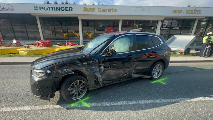 Auch der zwei Pkw wurde schwer beschädigt.