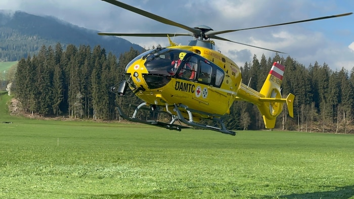 Der Hubschrauber musste die Lenkerin ins Spital fliegen.