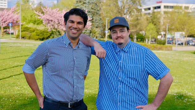 Emre Kaya und Martin Gatzweiler (v.l.) zeigen, was hinter den Türen des Alten Rathauses in Linz ...
