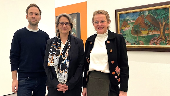 Lentos-Chefin Hemma Schmutz (Mitte), Kuratorin Brigitte Reutner-Doneus und Ausstellungsarchitekt ...