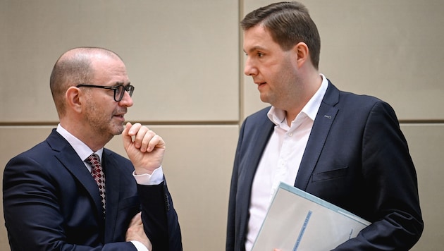 Der Linzer SP-Stadtchef Dietmar Prammer (li.) und FP-Sicherheitsstadtrat Michael Raml laden ...