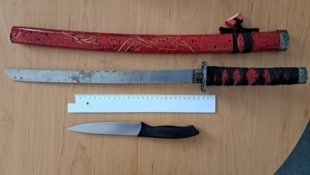 Neben dem mutmaßlichen Diebesgut entdeckten sie in der Tasche des 17-Jährigen auch ein ...