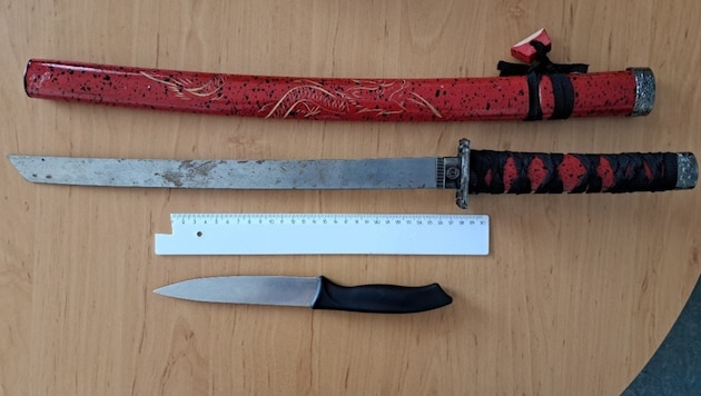 Neben dem mutmaßlichen Diebesgut entdeckten sie in der Tasche des 17-Jährigen auch ein ...