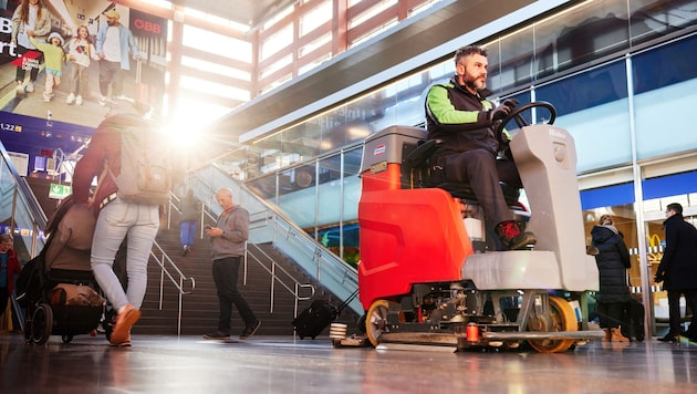 50 Mitarbeiter waren im Auftrag der ÖBB in Tirol unterwegs.