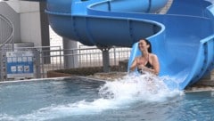 Eine tapfere Mitarbeiterin der Wiener Bäder testete bei 13 Grad Celsius Außentemperatur die ...