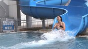 Eine tapfere Mitarbeiterin der Wiener Bäder testete bei 13 Grad Celsius Außentemperatur die ...