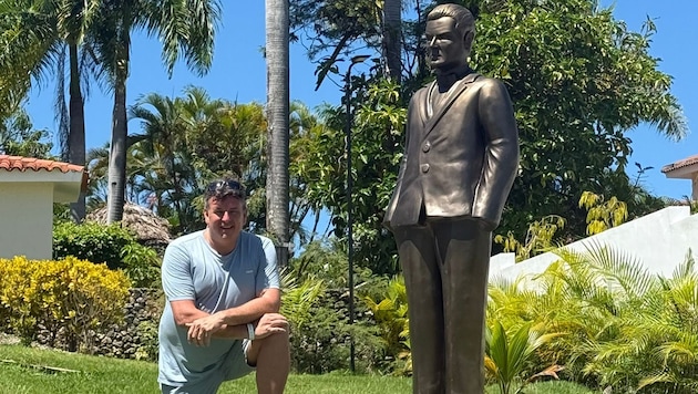 Marc Pircher in der Dominikanischen Republik vor der Statue zu Falcos Gedenken.