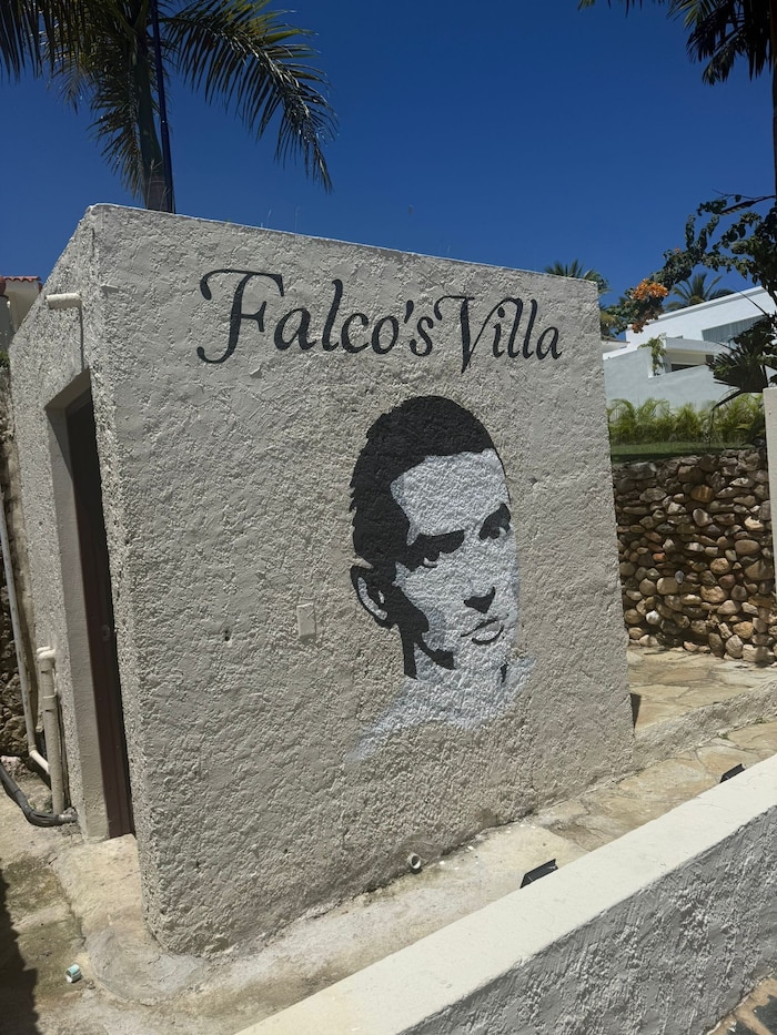 Überall wird an den Musiker, der bei einem Autounfall ums Leben kam, erinnert.