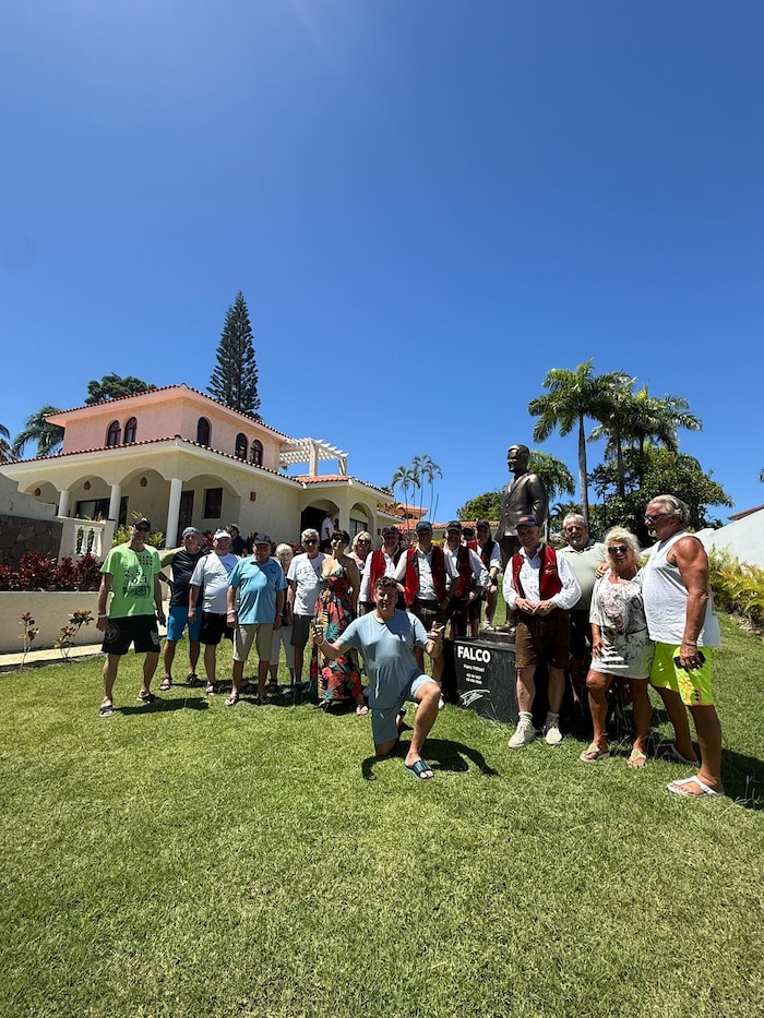 Pircher mit Fans auf den Spuren des Falken unterwegs.