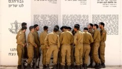Israelische Soldaten vor einem Memorial für Kameraden, die bei der Verteidigung ihres Landes ...