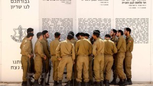 Israelische Soldaten vor einem Memorial für Kameraden, die bei der Verteidigung ihres Landes ...