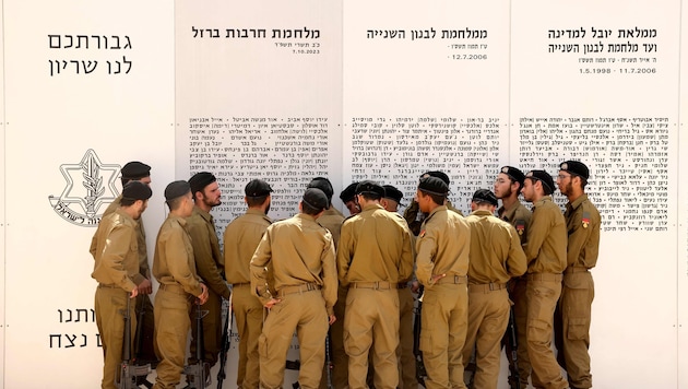 Israelische Soldaten vor einem Memorial für Kameraden, die bei der Verteidigung ihres Landes ...