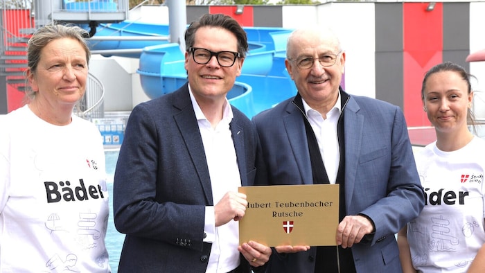 Bäder-Stadtrat Jürgen Czernohorszky überraschte den scheidenden Bäder-Chef mit einer ...