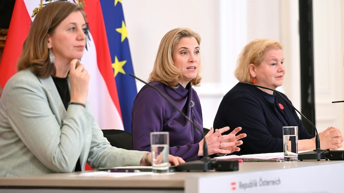 Staatssekretärin Barbara Eibinger-Miedl (ÖVP), Außenministerin Beate Meinl-Reisinger (NEOS) und ...