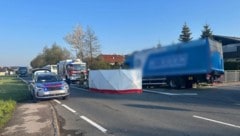 Der Lkw-Lenker wurde schwer verletzt, Busfahrer und Passagiere blieben unversehrt.