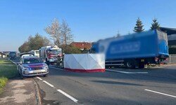 Der Lkw-Lenker wurde schwer verletzt, Busfahrer und Passagiere blieben unversehrt.