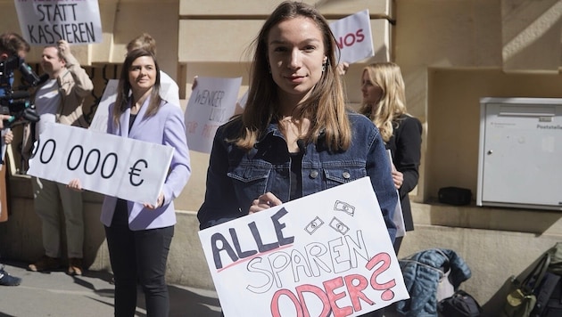 JUNOS-Bundesvorsitzender Sophie Wotschke sorgte mit einer Medienaktion vor dem Finanzministerium ...