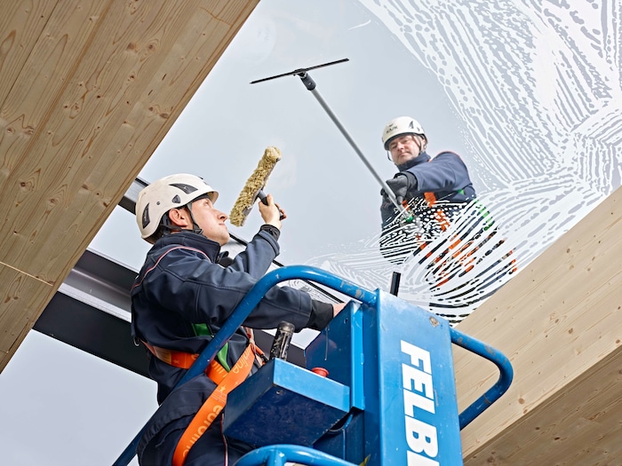 Auch Glasflächen müssen gereinigt werden.