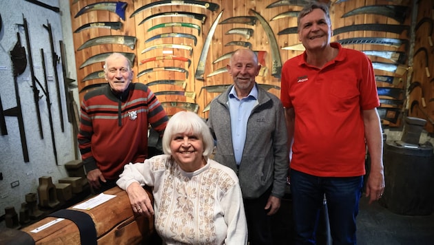 Die Gründungs- mitglieder Erika und Walter Felkel (li.) mit dem Vereinsobmann Wolfgang Meixner ...