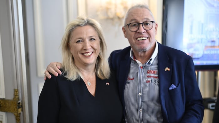 „Krone“-Redakteur Mark Perry mit seiner „Lieblingsbotschafterin“ Lindsay Scoll.