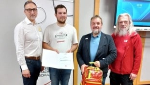 Ersthilfe ging hier vor Anwesenheitspflicht: Direktor Helmut Blamauer, Retter Wiesinger mit ...