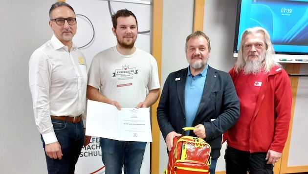 Ersthilfe ging hier vor Anwesenheitspflicht: Direktor Helmut Blamauer, Retter Wiesinger mit ...