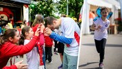 Zoey beim Lauf im Jahr 2025 (rechts) und beim Überreichen einer Medaille an einen Teilnehmer.