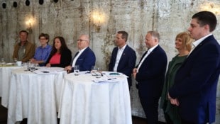 Der Gemeinderatsklub des „Neuen Innsbruck“ mit Mandataren und Ersatz-Gemeinderäten: „Wir nehmen ...