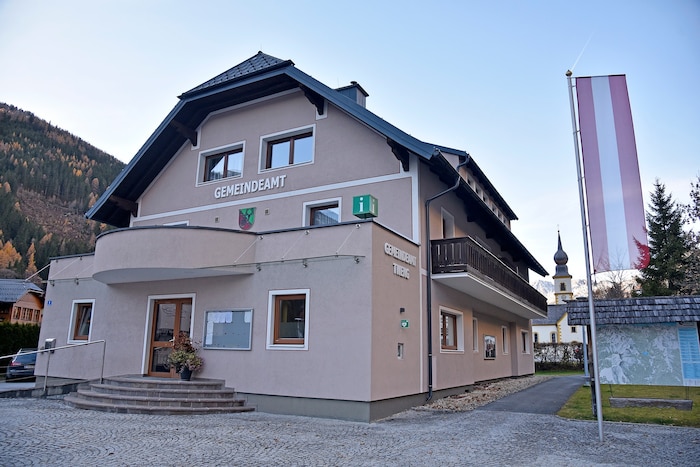 Im kleinen Ortskern mit Gemeinde und Kirche.