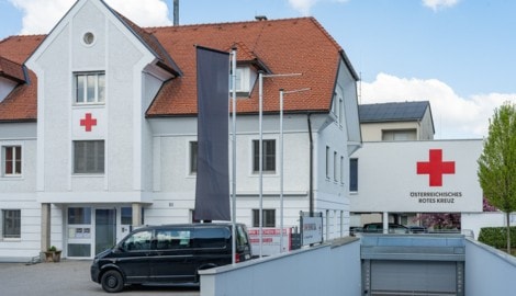 Bei der Rot-Kreuz-Dienststelle in Kirchdorf hängt die schwarze Fahne für den beliebten Kollegen ...