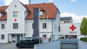 Bei der Rot-Kreuz-Dienststelle in Kirchdorf hängt die schwarze Fahne für den beliebten Kollegen ...