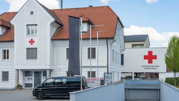 Bei der Rot-Kreuz-Dienststelle in Kirchdorf hängt die schwarze Fahne für den beliebten Kollegen ...