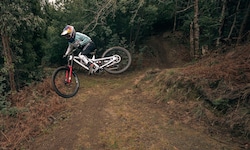 Fühlt sich wohl auf ihrem neuen Bike: Valentina Höll.