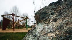 Greenpeace übt Kritik, weil das asbesthaltige Material bei Fundorten noch nicht entfernt worden ...