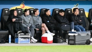 Altach-Topscorer Patrick Greil (l.) musste sich das Spiel von der Seitenlinie aus anschauen.