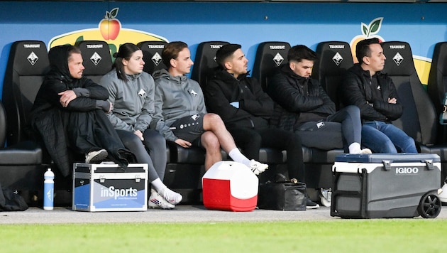 Altach-Topscorer Patrick Greil (l.) musste sich das Spiel von der Seitenlinie aus anschauen.
