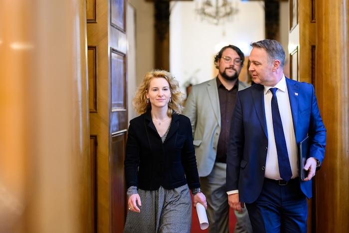 Babler und Holzleitner haben „zusammengelegt“, um die NGO Zara zu retten.