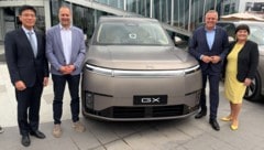 Xpeng-Vizepräsident Yeqing Zheng, Kurt Bachmaier, Mario Kunasek, Manuela Khom vor der ...