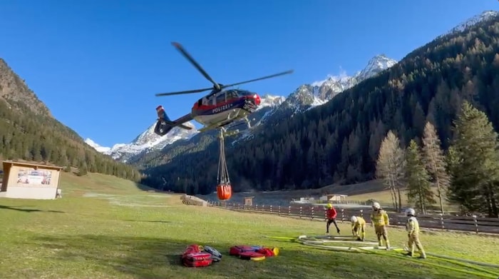 Der Polizeihubschrauber schöpfte Löschwasser aus dem Speichersee einer nahegelegenen Skipiste.