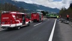 Der Lkw stand nach dem Unfall quer über beide Fahrstreifen. 