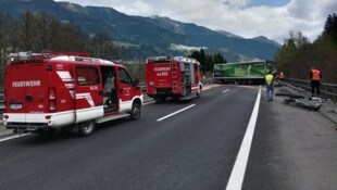 Der Lkw stand nach dem Unfall quer über beide Fahrstreifen. 
