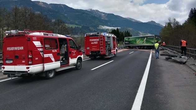 Der Lkw stand nach dem Unfall quer über beide Fahrstreifen.