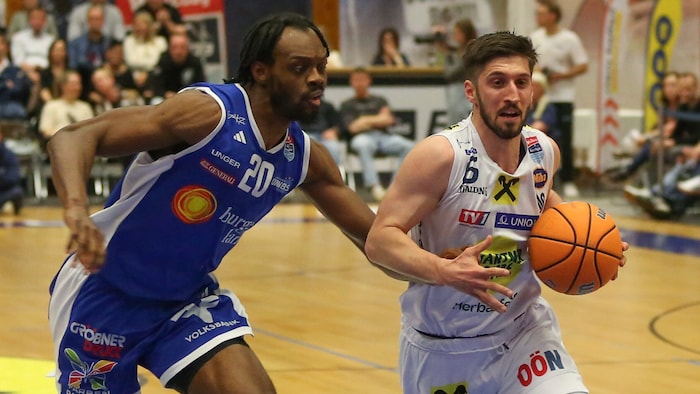 Der Gmundner Daniel Friedrich (re.) ist für die Gunners nicht zu stoppen gewesen ...