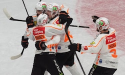 Die Spieler der Graz99ers bejubeln den Gewinn des ICE-Meistertitels ...