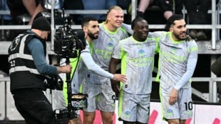 Erling Haaland und Co. haben auf einmal die Hand an der englischen Meisterschale ...