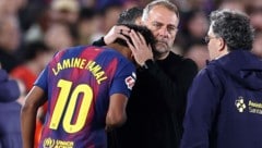 Lamine Yamal wird von Trainer Hansi Flick getröstet.