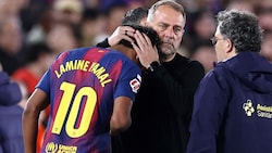 Lamine Yamal wird von Trainer Hansi Flick getröstet.