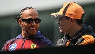 Lando Norris (r.) wurde beim Interview überwacht, Lewis Hamilton (l.) ging auf Shoppingtour.