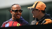 Lando Norris (r.) wurde beim Interview überwacht, Lewis Hamilton (l.) ging auf Shoppingtour.